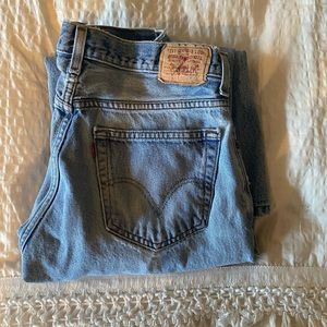 low rise loose straight Levi’s. Tagged as size 34 waist and 28 length